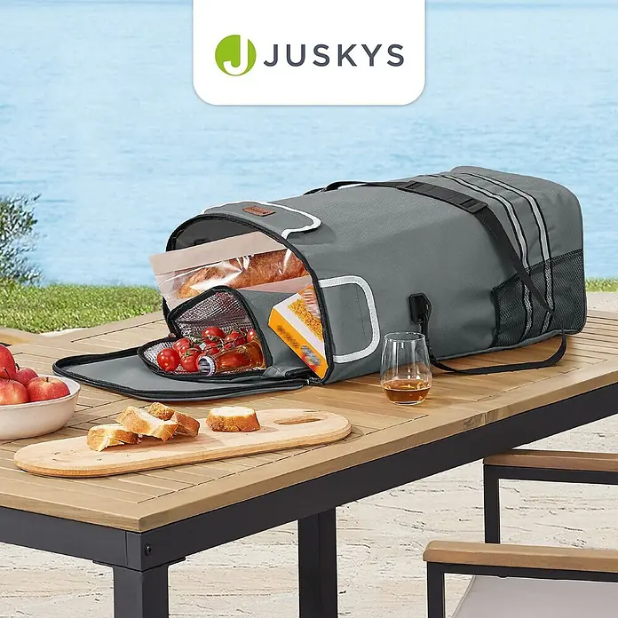 Juskys Einkaufstrolley Einkaufstrolley - L x B x H: 43 x 37 x 98 cm, Traglast: 30 kg, grau - Graue Kühltasche, offen auf einem Holztisch im Freien, gefüllt mit Picknickessen wie Brot und Tomaten, am Wasser.