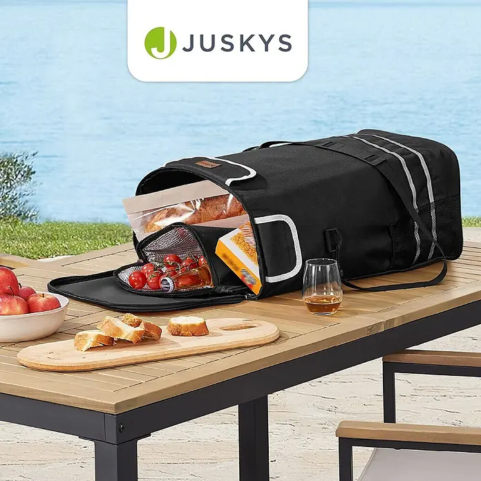 Juskys Einkaufstrolley Einkaufstrolley - L x B x H: 43 x 37 x 98 cm, Traglast: 30 kg, schwarz - Eine schwarze Kühltasche aus Stoff, teilweise geöffnet und mit Lebensmitteln gefüllt, steht auf einem Holztisch im Freien am Meer.