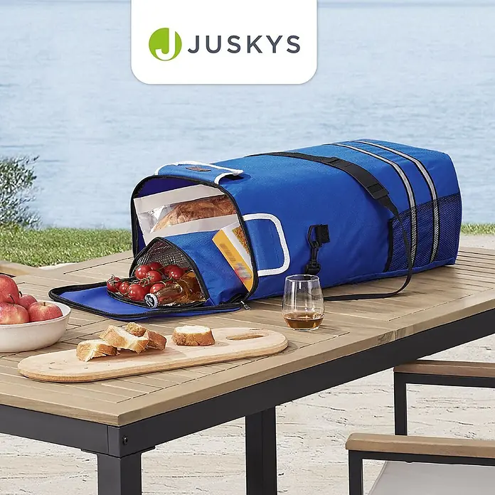 Juskys Einkaufstrolley Einkaufstrolley - L x B x H: 43 x 37 x 98 cm, Traglast: 30 kg, blau - Blaue Kühltasche, geöffnet und mit Speisen und Getränken gefüllt, auf einem Gartentisch.