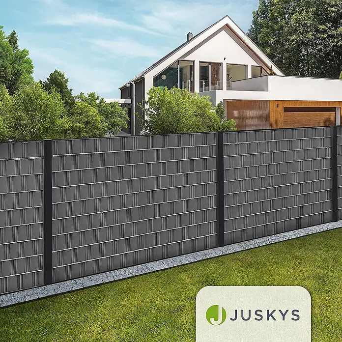 Juskys Sichtschutzelement Sichtschutzstreifen - B x H: 3.500 x 19 cm, Kunststoff, Anthrazit - Dunkelgrauer Sichtschutzzaun mit geflochtenen Lamellen, installiert im Garten.