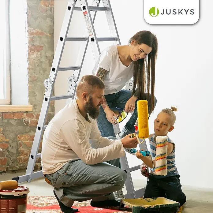 Juskys Doppelleiter Multifunktionsleiter - Anzahl Tritte: 16 Stk., Arbeitshöhe: 3,6 m, Belastbarkeit: 150 kg, Metall - Silberne Aluminium-Mehrzweckleiter, von einer Familie beim Renovieren genutzt, Frau auf der Leiter, Mann und Kind malen daneben.