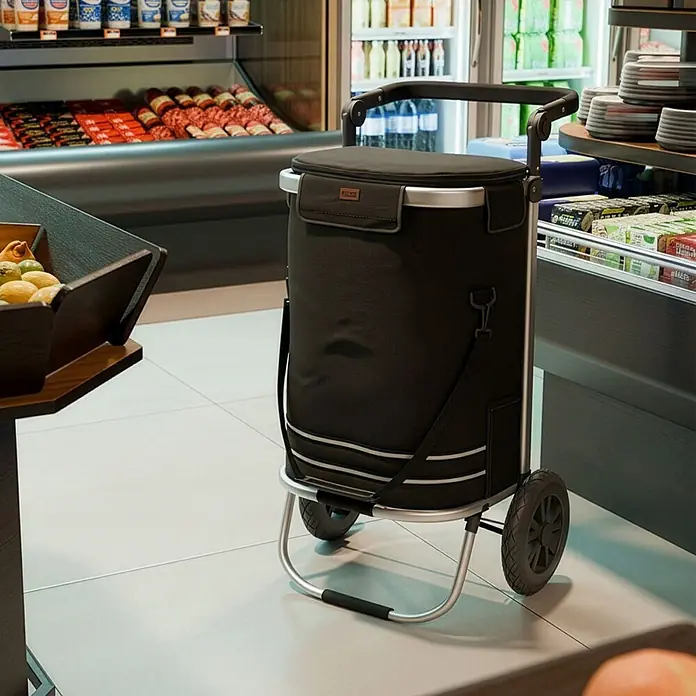 Juskys Einkaufstrolley Einkaufstrolley - L x B x H: 43 x 37 x 98 cm, Traglast: 30 kg, schwarz - Schwarzer Einkaufstrolley mit Rädern und isoliertem Kühlfach, platziert im Supermarktgang.