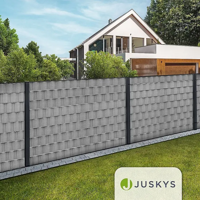 Juskys Sichtschutzelement Sichtschutzstreifen - B x H: 3.500 x 19 cm, Kunststoff, Hellgrau - Grauer Sichtschutzzaun aus geflochtenen Streifen in einem Garten, der ein modernes Haus abgrenzt.