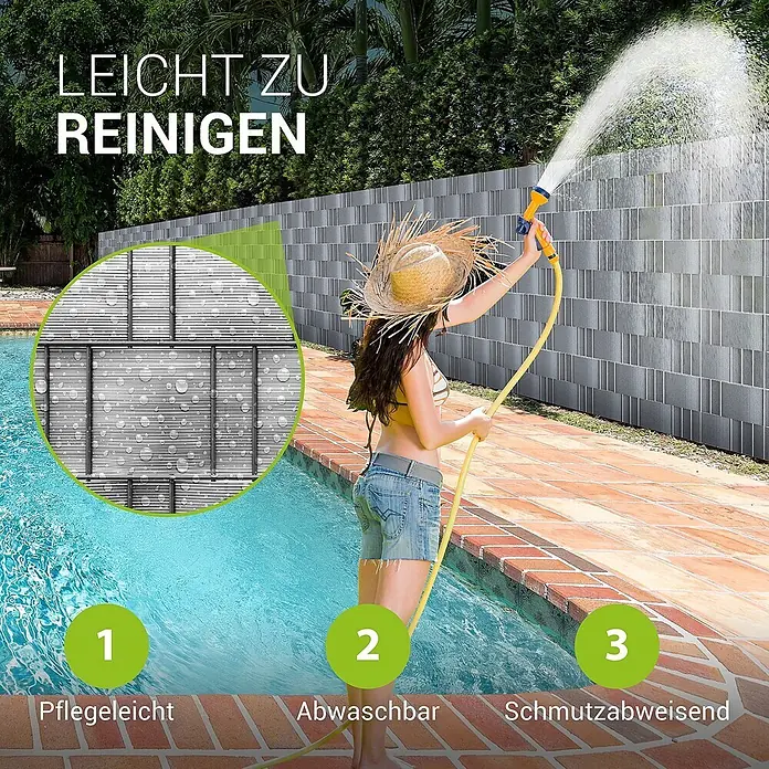 Juskys Sichtschutzelement Sichtschutzstreifen - B x H: 3.500 x 19 cm, Kunststoff, Hellgrau - Grauer gestreifter Sichtschutz wird von einer Person neben einem Pool mit einem Schlauch gereinigt, betont seine leichte Reinigbarkeit und Schmutzabweisung.