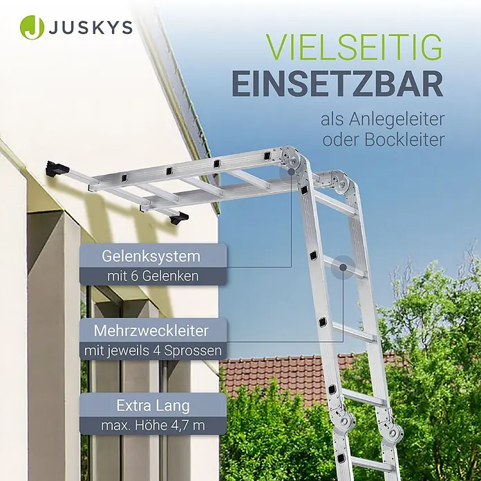 Juskys Doppelleiter Multifunktionsleiter - Anzahl Tritte: 16 Stk., Arbeitshöhe: 4,7 m, Belastbarkeit: 150 kg, Metall - Silberne Aluminium-Mehrzweckleiter als Arbeitsplattform konfiguriert, mit 6 Gelenken und max. 4,7m Höhe, an einem Haus gelehnt.