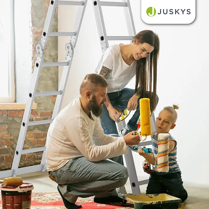 Juskys Doppelleiter Multifunktionsleiter - Anzahl Tritte: 16 Stk., Arbeitshöhe: 4,7 m, Belastbarkeit: 150 kg, Metall - Silberne Mehrzweckleiter, die von einer Familie bei der Renovierung verwendet wird.