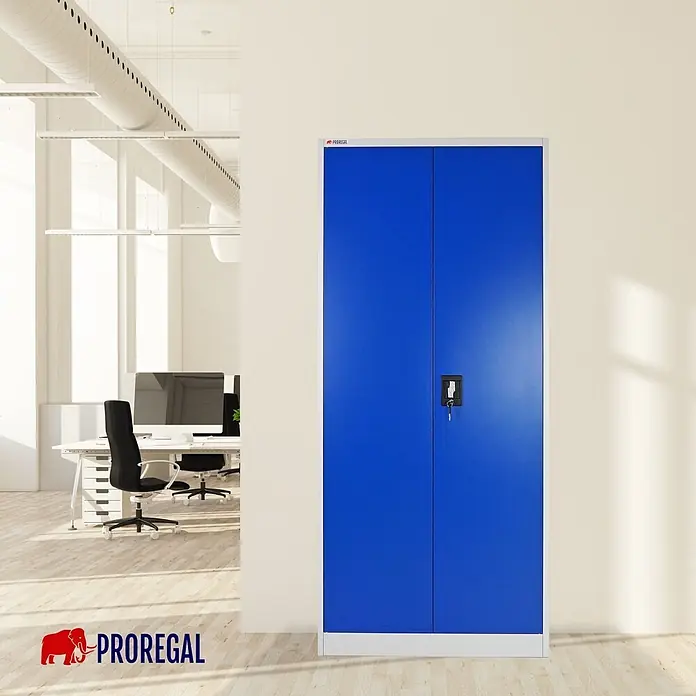 Proregal Aktenschrank ELEPHANT komplett montiert - Blau/Grau - Ein leuchtend blauer Metallschrank mit zwei Türen und Schloss, stehend auf hellem Holzboden in einem modernen Büro.