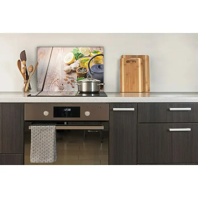 CUCINE Küchenrückwand - Ginger Tea, 60 x 40 cm, Stärke: 6 mm, Einscheibensicherheitsglas (ESG) - Küchenszene mit Herd, Spüle und diversem Zubehör, darunter ein Kochtopf und Schneidebretter. Dekorative Rückwand mit Zitronen- und Teemotiv.