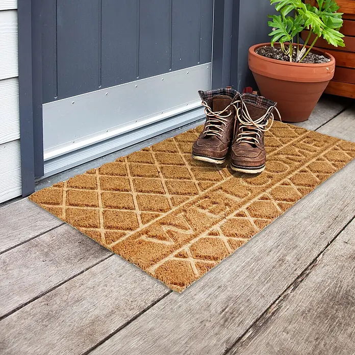 Fußmatte Coco Shape - 75 x 45 cm, Natur, Material Nutzschicht: 100 % Kokos, Welcome - Natürliche Kokos-Fußmatte mit geometrischem Muster, vor einem Eingang mit braunen Stiefeln, ideal zum Abkratzen von Schmutz.