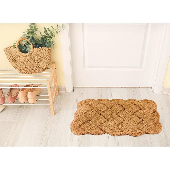 Fußmatte Nature Classic - 75 x 45 cm, Natur, Material Nutzschicht: 100 % Kokos - Geflochtene braune Fußmatte auf hellem Holzboden vor einer weißen Tür.