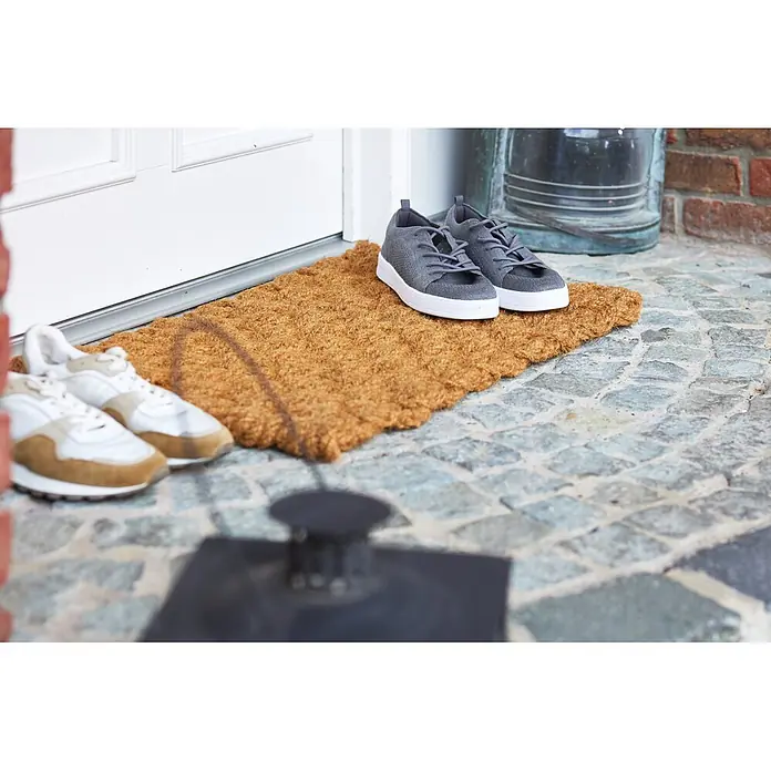Fußmatte Nature Classic - 75 x 45 cm, Natur, Material Nutzschicht: 100 % Kokos, Karo - Zwei Paar Sneakers, ein graues Strickpaar und ein weiß-beiges Paar, liegen auf einer Kokosfußmatte vor einer Tür.
