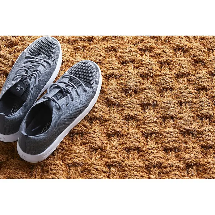 Fußmatte Nature Classic - 75 x 45 cm, Natur, Material Nutzschicht: 100 % Kokos, Karo - Ein Paar grauer Strick-Sneaker mit weißen Sohlen, auf einer braunen Kokosmatte platziert.