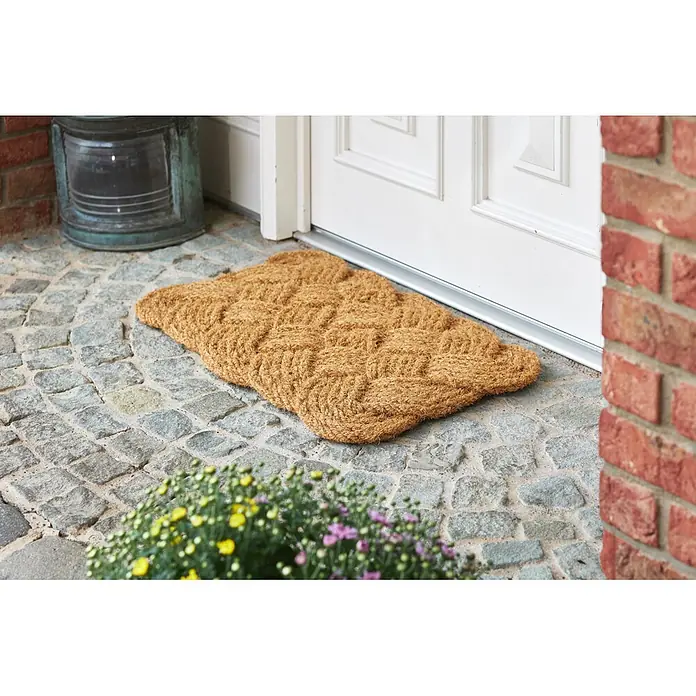 Fußmatte Nature Classic - 75 x 45 cm, Natur, Material Nutzschicht: 100 % Kokos - Geflochtene Kokos-Fußmatte in Naturbraun, auf einem Kopfsteinpflaster vor einer weißen Tür.