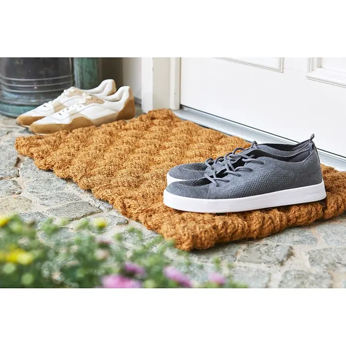 Fußmatte Nature Classic - 75 x 45 cm, Natur, Material Nutzschicht: 100 % Kokos, Karo - Zwei Paar Schuhe auf einer braunen Kokosmatte vor einer weißen Tür. Ein Paar ist beige/weiß, das andere grau gestrickt.