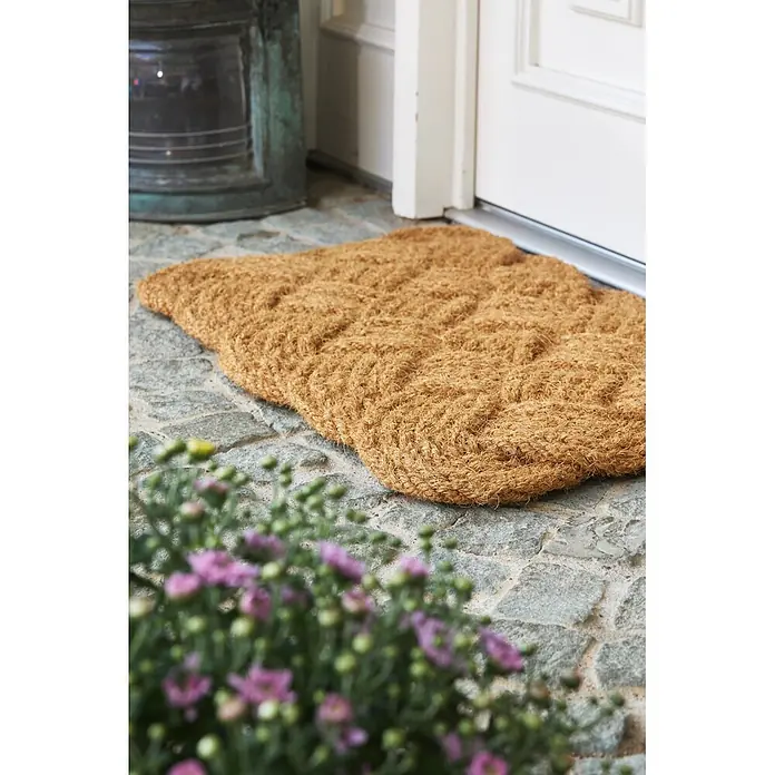Fußmatte Nature Classic - 75 x 45 cm, Natur, Material Nutzschicht: 100 % Kokos - Hellbraune Kokos-Fußmatte mit Strukturmuster, auf einem Kopfsteinpflasterweg vor einer weißen Tür.