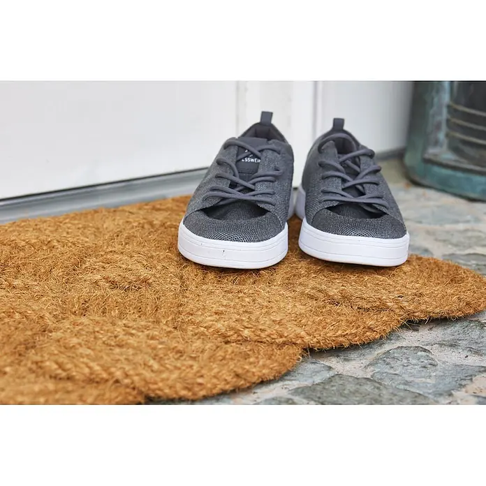 Fußmatte Nature Classic - 75 x 45 cm, Natur, Material Nutzschicht: 100 % Kokos - Graue Strick-Sneaker mit weißen Sohlen auf einer natürlichen Kokosmatte.
