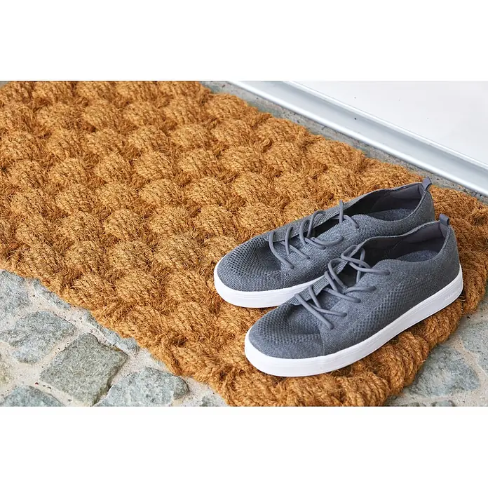 Fußmatte Nature Classic - 75 x 45 cm, Natur, Material Nutzschicht: 100 % Kokos, Karo - Ein Paar graue Strickschuhe mit weißen Sohlen auf einer Kokos-Fußmatte.
