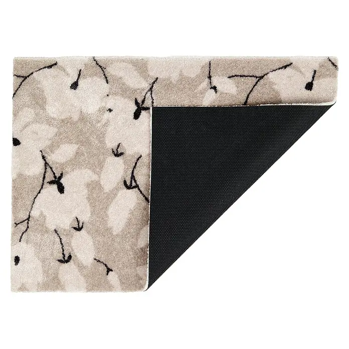 Fußmatte Malibu - 100 x 67 cm, Creme, Material Nutzschicht: 100 % Polyamid, Blumen - Beiger Teppich mit schwarzem Blumenmuster, gefaltet, um schwarze rutschfeste Rückseite zu zeigen.