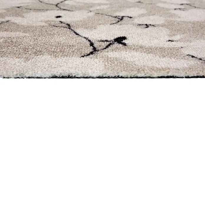 Fußmatte Malibu - 100 x 67 cm, Creme, Material Nutzschicht: 100 % Polyamid, Blumen - Nahaufnahme eines weichen, hellbeigen Teppichs mit abstraktem schwarzem Muster, zeigt dessen dicke Kante.