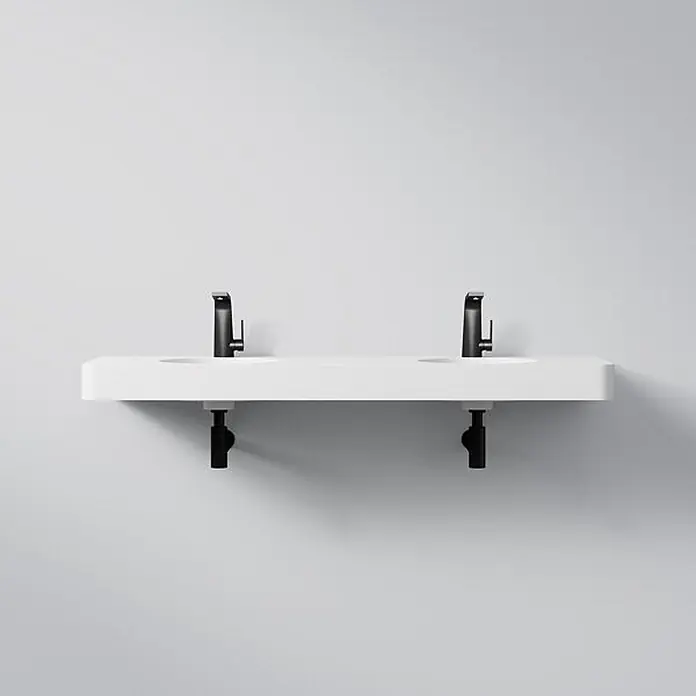 Vola Doppelwaschtisch - 0 x 0 cm - Weißes wandmontiertes Doppelwaschbecken mit schwarzen Armaturen und Rohren.