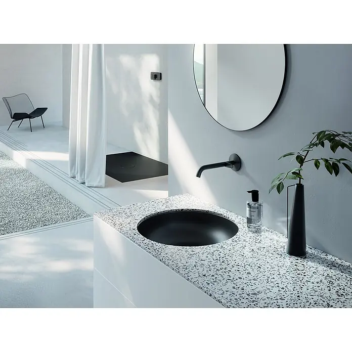 Bette Unterbauwaschbecken -  - Modernes Badezimmer mit einem schwarzen Einbauwaschbecken in einer Terrazzo-Arbeitsplatte, einem schwarzen Wandhahn und einer schwarzen minimalistischen Duschwanne.
