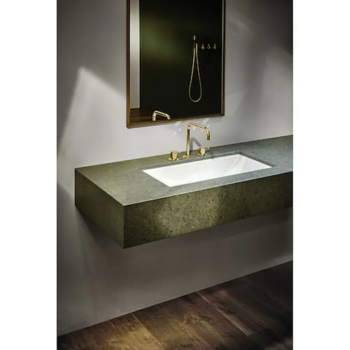 Bette Unterbauwaschbecken -  - Moderne wandmontierte Badezimmer-Waschtischanlage mit dunkler grüner Steinarbeitsplatte, weißem Waschbecken und goldfarbenen Armaturen.