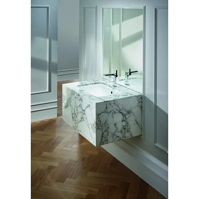 Bette Unterbauwaschbecken -  - Schwebender Marmorwaschtisch mit integriertem weißen Becken und schwarzen Armaturen.