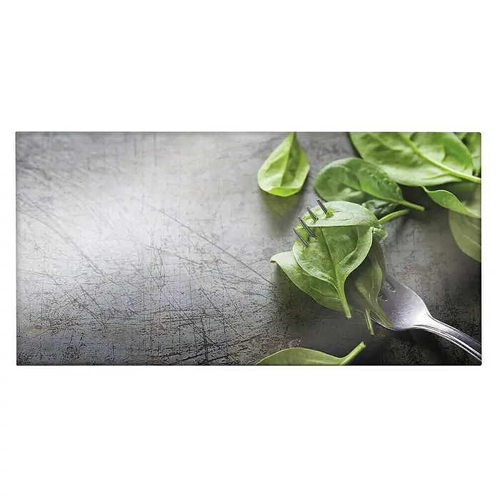 CUCINE Küchenrückwand - Basil on Fork, 80 x 40 cm, Stärke: 6 mm, Einscheibensicherheitsglas (ESG) - Ein frischer Blattspinat, auf einer Gabel angerichtet, präsentiert eine gesunde und appetitliche Mahlzeit mit knackigen, grünen Blättern auf metallenem Untergrund.