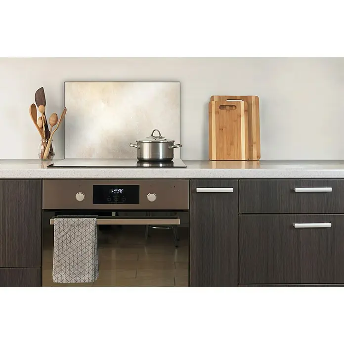 CUCINE Küchenrückwand - Light Marble, 60 x 40 cm, Stärke: 6 mm, Einscheibensicherheitsglas (ESG) - Nahaufnahme einer modernen Küche mit einem Herd, einem Topf und Küchenutensilien auf einer Arbeitsfläche.