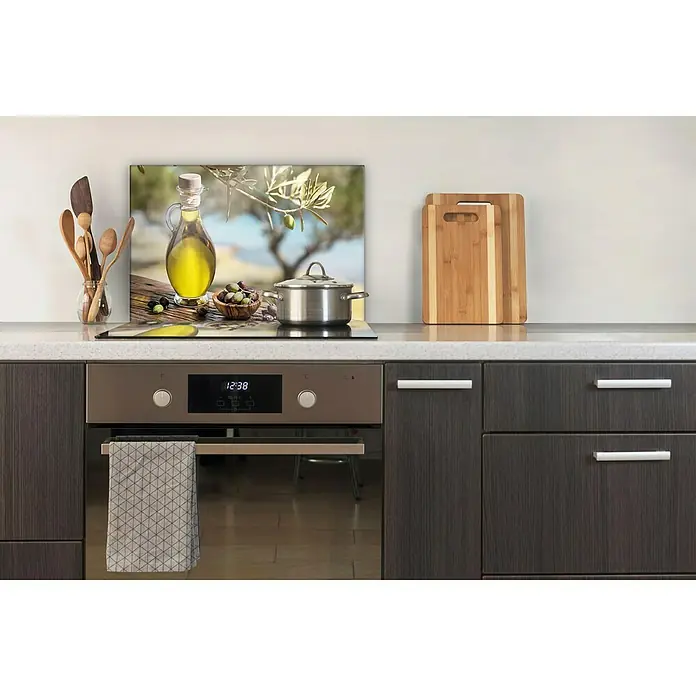 CUCINE Küchenrückwand - Toskana, 60 x 40 cm, Stärke: 6 mm, Einscheibensicherheitsglas (ESG) - Produktaufnahme einer Küchenzeile mit Kochfeld und Spüle, dekoriert mit einem Olivenmotiv-Spritzschutz und Küchenutensilien.