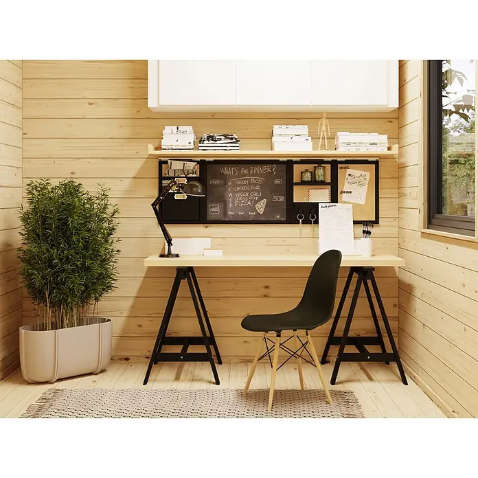 Palmako Caseta de jardín Cecilia - Medidas ext. (An x Pr): 813 x 680 cm, Madera, Natural - Oficina en casa de madera con un escritorio de madera clara, patas de caballete negras, una silla negra y una planta grande.