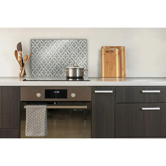 CUCINE Küchenrückwand - Retrolook, 60 x 40 cm, Stärke: 6 mm, Einscheibensicherheitsglas (ESG) - Frontansicht einer modernen Küche mit einem Edelstahlherd, Kochutensilien und Schneidebrettern auf einer sauberen Arbeitsplatte.