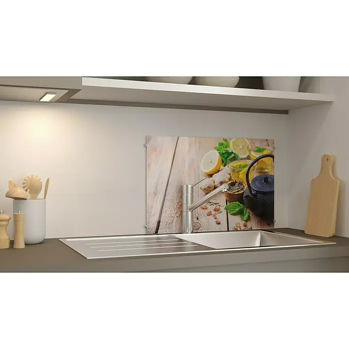 CUCINE Küchenrückwand - Ginger Tea, 60 x 40 cm, Stärke: 6 mm, Einscheibensicherheitsglas (ESG) - Küchenrückwand mit einem Bild von Tee, Zitrone und Ingwer, montiert hinter einer Spüle, die Küche wird durch das Bild verschönert.