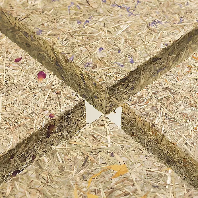 Wallface Wandpaneel AL-11005 ALPINE POTPOURRI selbstklebend mit Almwiesen-Dekor 4m2 - blaupink, 3.050 x 1.360 mm - Vier strukturierte Blöcke aus gepresstem Heu und Blütenblättern, die ein zentrales Kreuz bilden.