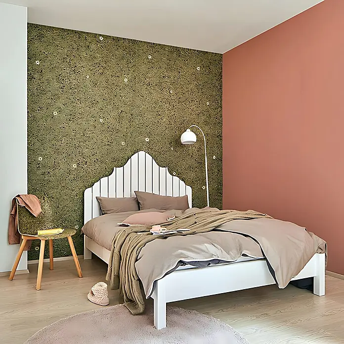 Wallface Wandpaneel AL-11004 ALPINE WHITE DAISY selbstklebend Almwiesen-Dekor 4 m2 - 3.050 x 1.360 mm - Weißes Holzbett mit dekorativem Kopfteil und neutraler Bettwäsche in einem modernen Schlafzimmer.