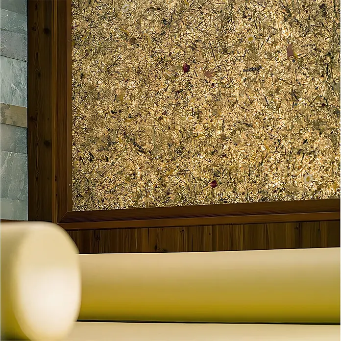 Wallface Wandpaneel AL-11003 ALPINE ROSE selbstklebend mit Almwiesen-Dekor 4 m2 - pink, 3.050 x 1.360 mm - Helles, gelbes Lounge-Kissen mit glatter Polsterung, drinnen an einem hellen Fenster platziert.
