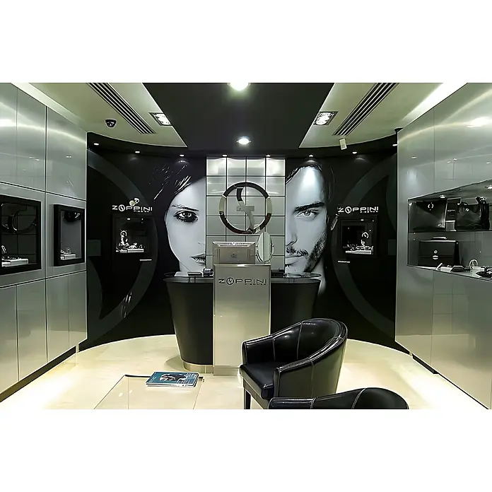 Wallface Wandpaneel 10298 DECO Wand-Paneel Platte Metall Dekor silber gebürstet 2,60 qm - 2.600 x 1.000 mm - Modernes Ladengeschäft mit Schmuck, Uhren und Handtaschen in eleganten schwarz-weiß-silbernen Auslagen mit großen Gesichtsgrafiken.