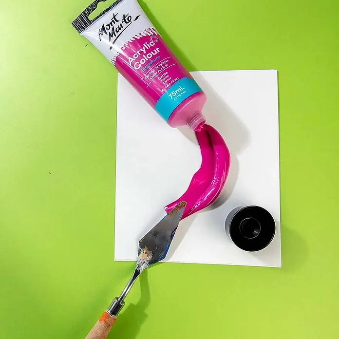 Mont Marte Acrylfarbe Signature - Kirschenrot, 75 ml, Tube - Mont Marte 75ml leuchtrosa Acrylfarbe-Tube mit Farbe auf weißer Fläche, daneben ein Spachtel und Kappe.