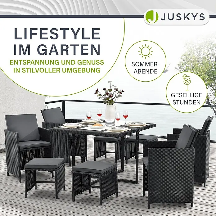 Juskys Loungemöbel-Set Baracoa - 9 -tlg., Kissen: Schaumstoff, Stoff; Geflecht: Polyrattan; Untergestell: Stahl; Tischplatte: Glas, Anzahl Personen: 8Farbe Polyrattan: SchwarzFarbe Stoff: DunkelgrauFarbe Glas: Schwarz getöntKissenbezüge: abnehmbar & waschbar, Schwarz - Dunkelgraue Rattan-Gartenmöbel-Garnitur mit Tisch, Stühlen und Hockern mit grauen Kissen auf Holzterrasse, bereit zum Essen im Freien.