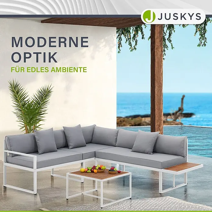 Juskys Loungemöbel-Set St. Tropez - 2 -tlg., Gestell: Stahl (pulverbeschichtet); Auflagefläche & Tischplatte: Holz (Akazienholz); Polster: Schaumstoff, Bezug aus Stoff (100 % Polyester) waschbar, Farbe Gestell: WeißFarbe Auflagefläche & Tischplatte: NaturFarbe Bezüge: HellgrauEinsatzbereich: Garten, Balkon, TerrasseAnzahl Sitzplätze: Für 4 PersonenMax. Belastbarkeit: 2-Sitzer: 320 kg; 3-Sitzer: 480 kgAnzahl Kissen: 6 Rückenkissen, 2 Sitzkissen, 3 Dekokissen, weiß - Weiße Aluminium-Loungegruppe mit grauen Kissen und Holzdetails, bestehend aus Ecksofa und zwei Tischen, auf einer Terrasse.