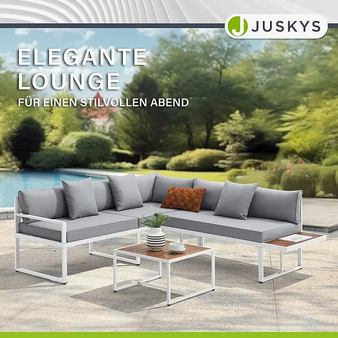 Juskys Loungemöbel-Set St. Tropez - 2 -tlg., Gestell: Stahl (pulverbeschichtet); Auflagefläche & Tischplatte: Holz (Akazienholz); Polster: Schaumstoff, Bezug aus Stoff (100 % Polyester) waschbar, Farbe Gestell: WeißFarbe Auflagefläche & Tischplatte: NaturFarbe Bezüge: HellgrauEinsatzbereich: Garten, Balkon, TerrasseAnzahl Sitzplätze: Für 4 PersonenMax. Belastbarkeit: 2-Sitzer: 320 kg; 3-Sitzer: 480 kgAnzahl Kissen: 6 Rückenkissen, 2 Sitzkissen, 3 Dekokissen, weiß - Outdoor-Loungeset mit weißem Rahmen, grauen Kissen und Holzdetails, am Pool platziert.