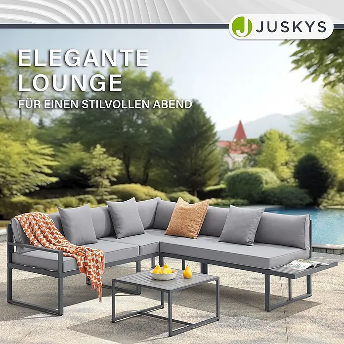 Juskys Loungemöbel-Set St. Tropez - 2 -tlg., Gestell: Stahl (pulverbeschichtet); Auflagefläche & Tischplatte: Holz (Akazienholz); Polster: Schaumstoff, Bezug aus Stoff (100 % Polyester) waschbar, Farbe Gestell: DunkelgrauFarbe Auflagefläche & Tischplatte: NaturFarbe Bezüge: HellgrauEinsatzbereich: Garten, Balkon, TerrasseAnzahl Sitzplätze: Für 4 PersonenMax. Belastbarkeit: 2-Sitzer: 320 kg; 3-Sitzer: 480 kgAnzahl Kissen: 6 Rückenkissen, 2 Sitzkissen, 3 Dekokissen, grau - Graue L-förmige Outdoor-Lounge aus Metall mit passenden Kissen und Couchtisch, auf einer Terrasse am Pool.