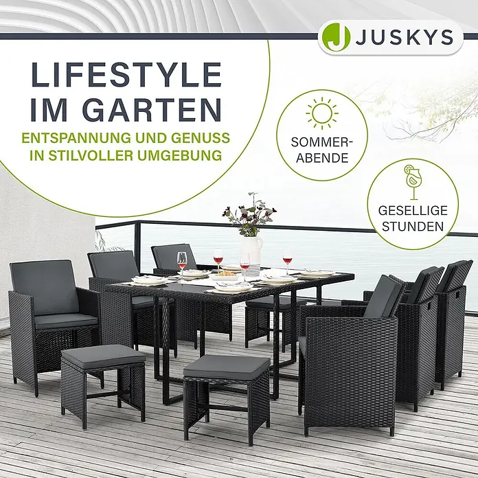 Juskys Loungemöbel-Set Baracoa - 11 -tlg., Kissen: Schaumstoff, Stoff; Geflecht: Polyrattan; Untergestell: Stahl; Tischplatte: Glas, Anzahl Personen: 10Farbe Polyrattan: SchwarzFarbe Stoff: DunkelgrauFarbe Glas: Schwarz getöntKissenbezüge: abnehmbar & waschbar, Schwarz - Schwarze Polyrattan-Garten-Essgruppe mit grauen Kissen, bestehend aus Tisch, Stühlen und Hockern, auf einer Holzterrasse.