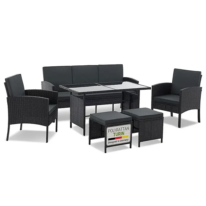 Juskys Loungemöbel-Set Turin - 6 -tlg., Geflecht: Polyrattan; Tischplatte: Gehärtetes Glas; Gestell: Stahl; Bezüge: 100 % Polyester; Polster: 80 % Schaumstoff, 20 % Weichfasern, Farbe Sitzgarnitur: Schwarz; Bezüge: Dunkelgrau; Glas: SchwarzAnzahl Sitzplätze: 7Belastbarkeit: 480 kg Bank; 160 kg je Stuhl & HockerKissenbezüge: Abnehmbar & waschbar, Schwarz - Schwarze Polyrattan-Gartenmöbelgarnitur mit grauen Auflagen, Glastisch, Sofa, zwei Sesseln und zwei Hockern.