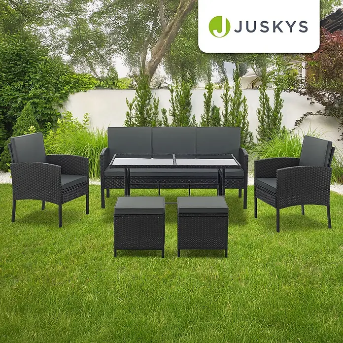Juskys Loungemöbel-Set Turin - 6 -tlg., Geflecht: Polyrattan; Tischplatte: Gehärtetes Glas; Gestell: Stahl; Bezüge: 100 % Polyester; Polster: 80 % Schaumstoff, 20 % Weichfasern, Farbe Sitzgarnitur: Schwarz; Bezüge: Dunkelgrau; Glas: SchwarzAnzahl Sitzplätze: 7Belastbarkeit: 480 kg Bank; 160 kg je Stuhl & HockerKissenbezüge: Abnehmbar & waschbar, Schwarz - Schwarze Rattan-Gartenmöbelgarnitur mit grauen Kissen (Sofa, 2 Sessel, Couchtisch, 2 Hocker).