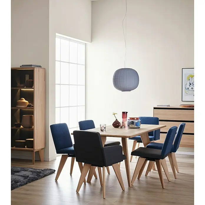 SCHÖNER WOHNEN-Farbe Wandfarbe Trendfarbe - Pearl, Matt, 2,5 l, Konservierungsmittelfrei - Elegantes Esszimmer-Set mit Esstisch, Stühlen und Schrank in hellem Holz, ideal für ein modernes Zuhause.