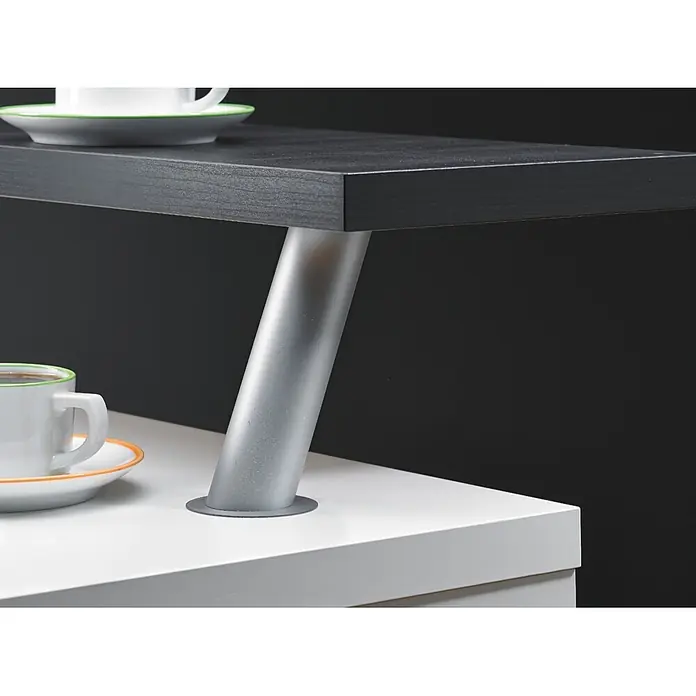 Hettich Möbelfuß - L x B x H: 4 x 4 x 16,5 cm, Traglast: 15 kg, Stahl, Grau - Detailaufnahme eines modernen Tisches mit einer dunklen Platte, einem silbernen Bein und zwei Kaffeetassen.