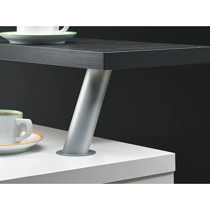 Hettich MöbelfußL x B x H: 4 x 4 x 16,5 cm, Traglast: 15 kg, Stahl, Grau - Detailaufnahme eines modernen Tisches mit einer dunklen Platte, einem silbernen Bein und zwei Kaffeetassen.