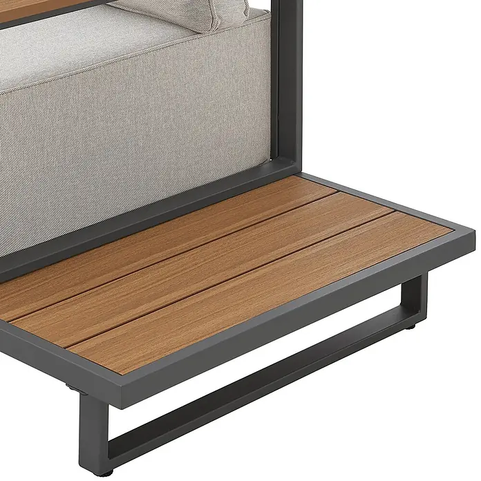 SVITA Loungemöbel-Set MALIBU Modulare Outdoor Lounge - 6 -tlg., 50 % Polyester, 50 % Stahl, Beige, Grau - Outdoor-Beistelltisch mit dunkelgrauem Metallrahmen und braunen Holzlatten, integriert in ein hellgraues Polstersofa.