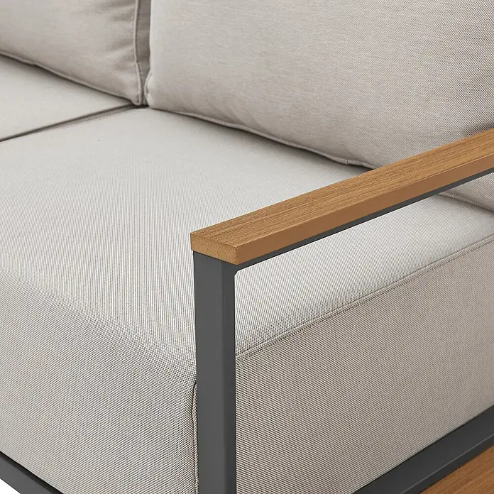 SVITA Loungemöbel-Set MALIBU Modulare Outdoor Lounge - 6 -tlg., 50 % Polyester, 50 % Stahl, Beige, Grau - Outdoor-Sofa mit dunkelgrauem Metallrahmen, heller Holzarmlehne und hellbeigen Stoffkissen.
